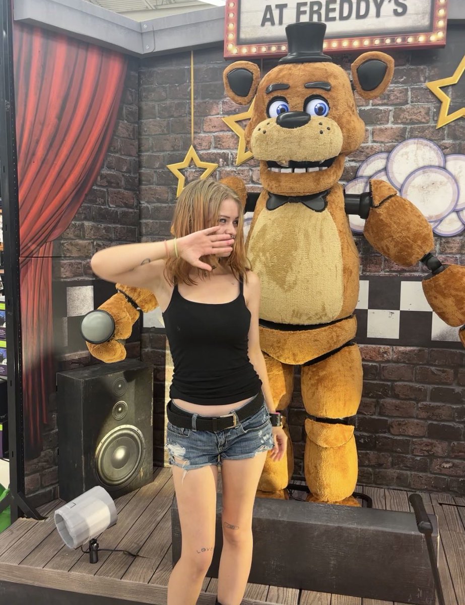 battyfornatty's tweet photo. bro it’s freddy fucking fazbear https://t.co/HBq5vIQdpa