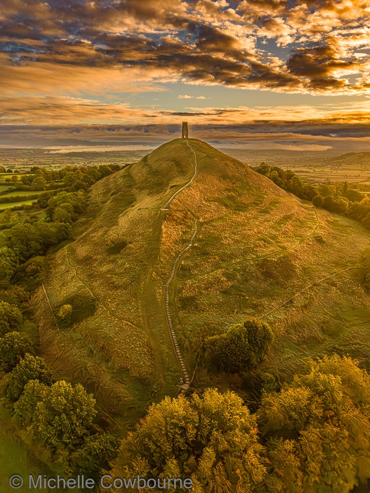 Glastomichelle's tweet photo. Golden Wednesday. That was quite an unexpected end to my morning walk. After going up Glastonbury Tor in torrential rain, I was on my way home and the sky cleared in seconds! https://t.co/VDL5NMysWi