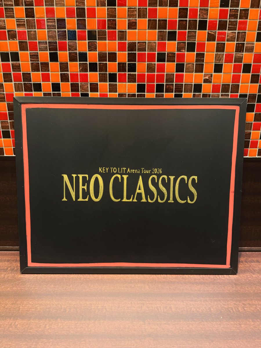 thebhakata's tweet photo. 10月3日・4日

＃福岡 晴☀️

　　🪭🪭🪭KEY TO LIT 
Arena Tour 2026 NEO CLASSICS🪭🪭🪭

エレベーター前にイラストボード展示しています！
ぜひ、写真を撮りにお越しくださいませ🕺🪩

#KEYTOLIT #KTL ＃NEO_CLASSICS 
#企業公式が毎朝地元の天気を言い合う https://t.co/bl5lVbNpze