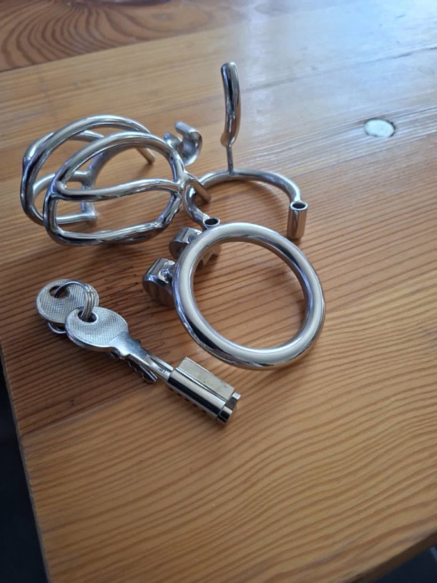 km6cime's tweet photo. Locktober is getting closer and closer, and my ideas for you are running at full speed 🤭🔒  
I just want to know from you: Would you let me lock you up? If yes, with which cage?  
I can hardly wait to read your answers 🤭⛓️🙇🏼‍♂️#fendom #sklave #paypig https://t.co/Yz4SBztxll