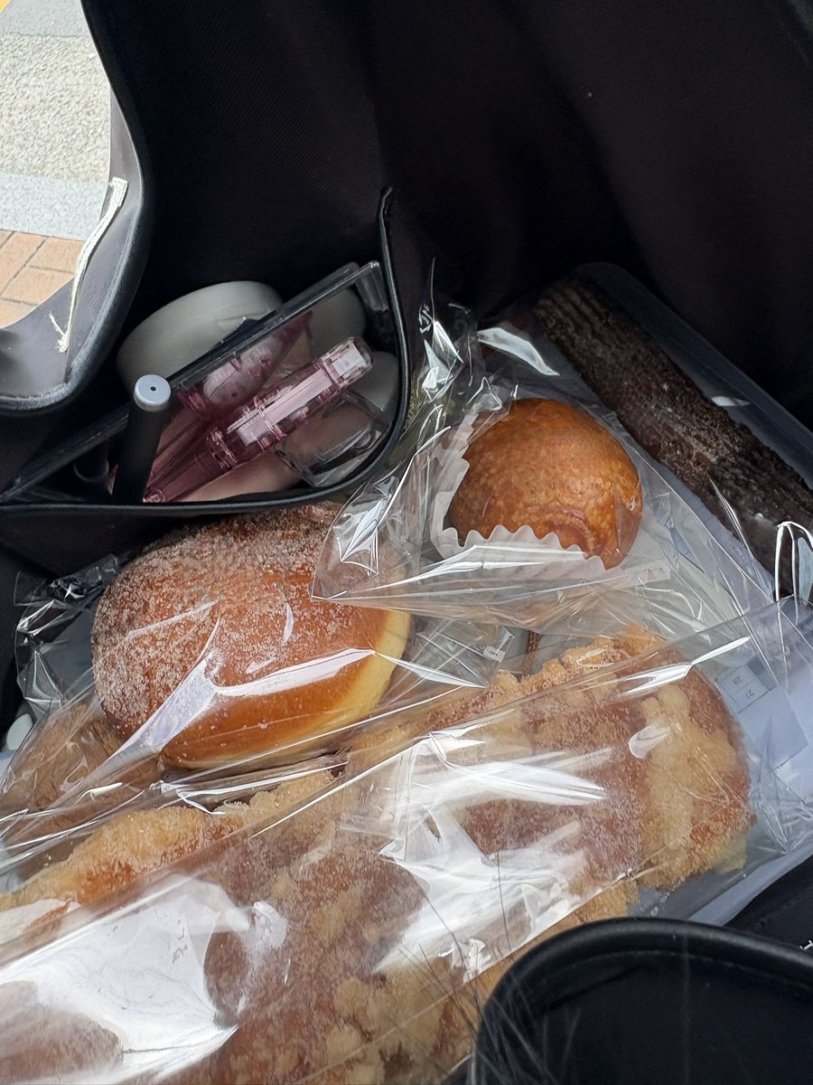 nzo_omi's tweet photo. 아침부터 빵집 토벌! 🥖🍩🔧 https://t.co/MxIpWYV6Be