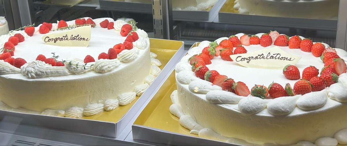 LOOPLOOPyuki's tweet photo. アジア大会でメダルを獲ったら次の日のパーティのための30㎝のケーキをお願いしたいというご注文。
すでに５台もお作りしております＾＾

大きいケーキが並ぶととっても華やかです◎ https://t.co/bhAD0TNImV