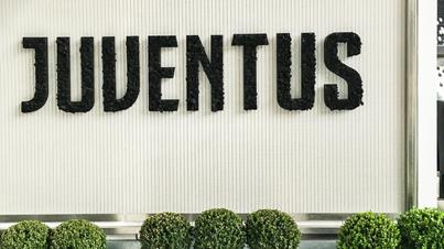 classcnbc's tweet photo. #Juventus, il titolo sprofonda a Piazza Affari (-10%): la società ha chiuso l'esercizio 2025/2026 con una perdita in salita a 66 milioni di euro e si prepara a una nuova ricapitalizzazione da 250 milioni.

La perdita era attesa e, spiega la società, risente soprattutto delle performance sportive inferiori alle previsioni e di alcuni oneri non ricorrenti.

I ricavi e proventi sono scesi a 474,7 milioni, dai 529,6 milioni dell’esercizio precedente. A pesare sono stati soprattutto i 51,9 milioni in meno di proventi dalla gestione dei diritti dei calciatori e il calo di 31,9 milioni dei diritti audiovisivi e proventi media, legato anche ai 27 milioni venuti meno per l’assenza della partecipazione alla #Fifa Club World Cup.

L’indebitamento finanziario netto post Ifrs 16 è salito a 331,1 milioni, contro i 280,2 milioni del 30 giugno 2025: https://t.co/Ecf5FPgTCL