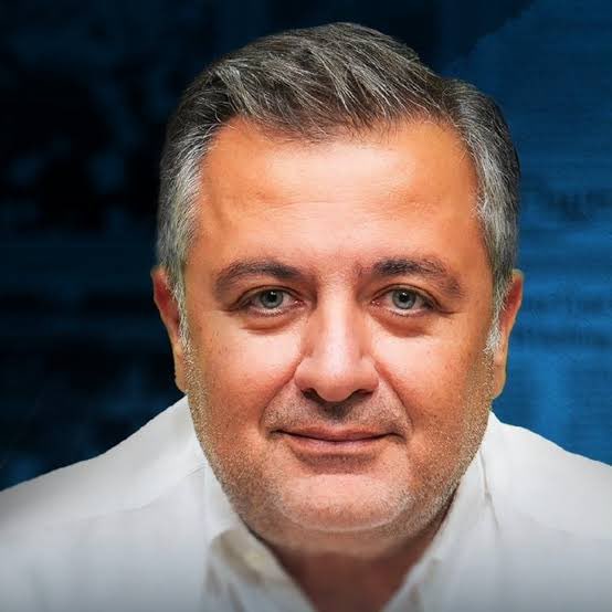 daily_ekonomi's tweet photo. Mehmet Demirkol, Türkiye’de statünün iş hayatındaki etkisini Porsche örneğiyle anlattı:

“Orta kademe beyaz yakalı bir yönetici işten atılıyor. Krizin ortasında iş bulması neredeyse imkânsız.

Adam kooperatiften aldığı evini satıyor. O parayla gidip Porsche alıyor.

Sonra kulüp kulüp dolaşmaya başlıyor ve bu sayede yeniden iş buluyor. Evinde otursa o işi bulamayacak.

Bazen insanlar bir saatlik yola Business uçuyor, portakal suyu içmek için değil; o insanlarla aynı yerde görünmek için. O sınıfa ait olmasan da araç sana etiket taşıyor.”
