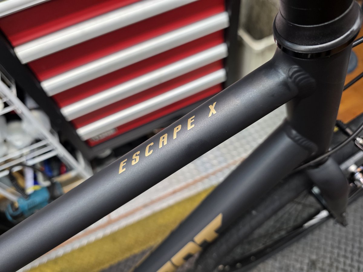 3196kintarou's tweet photo. ご注文頂きました
2027年モデル ESCAPE X3 マットブラック 500mm(M)
が入荷し組み上がりました。
あとでご連絡させて頂きます。
この度はご注文頂きありがとうございました。
#サイクルショップ金太郎
#GIANT
#ジャイアント
#ESCAPEX3
#堺 https://t.co/yofoxZOckI