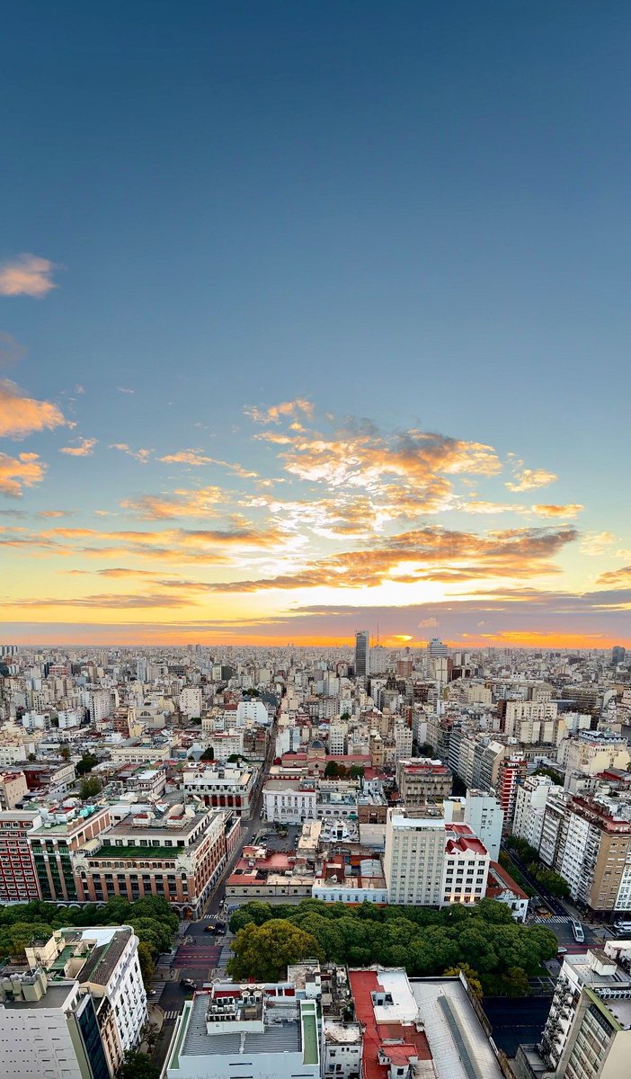 SolarWatch's tweet photo. Golden hour over Buenos Aires: city rooftops glowing beneath a sky full of light.
#BuenosAires #GoldenHour #Sunset #Cityscape #Argentina

Photo: @ekurutepe https://t.co/brKBHSoTcs