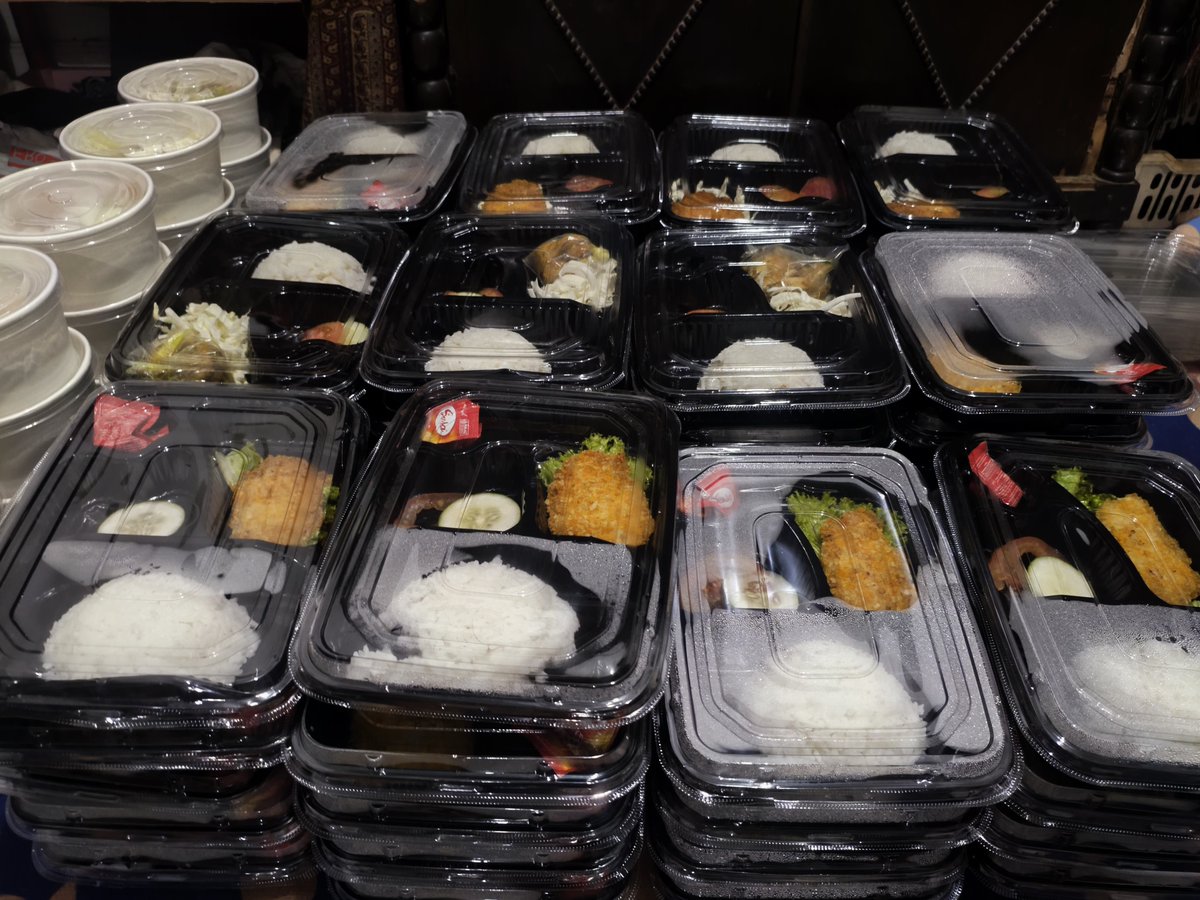 toodumbtodai's tweet photo. HELP RT 😵‍💫
aku BU buat makan, beli obat&amp;keperluan orang rumah yang sakit akibat asap

aku jual nasi serba 10rb perbox boleh utk jumat berkah, bayar fidyah, acara, dll 
dom palembang ya
kabut asapnya parah bgt bikin seisi rmh batuk2 &amp; asma 🥹 https://t.co/vvspgPfKri