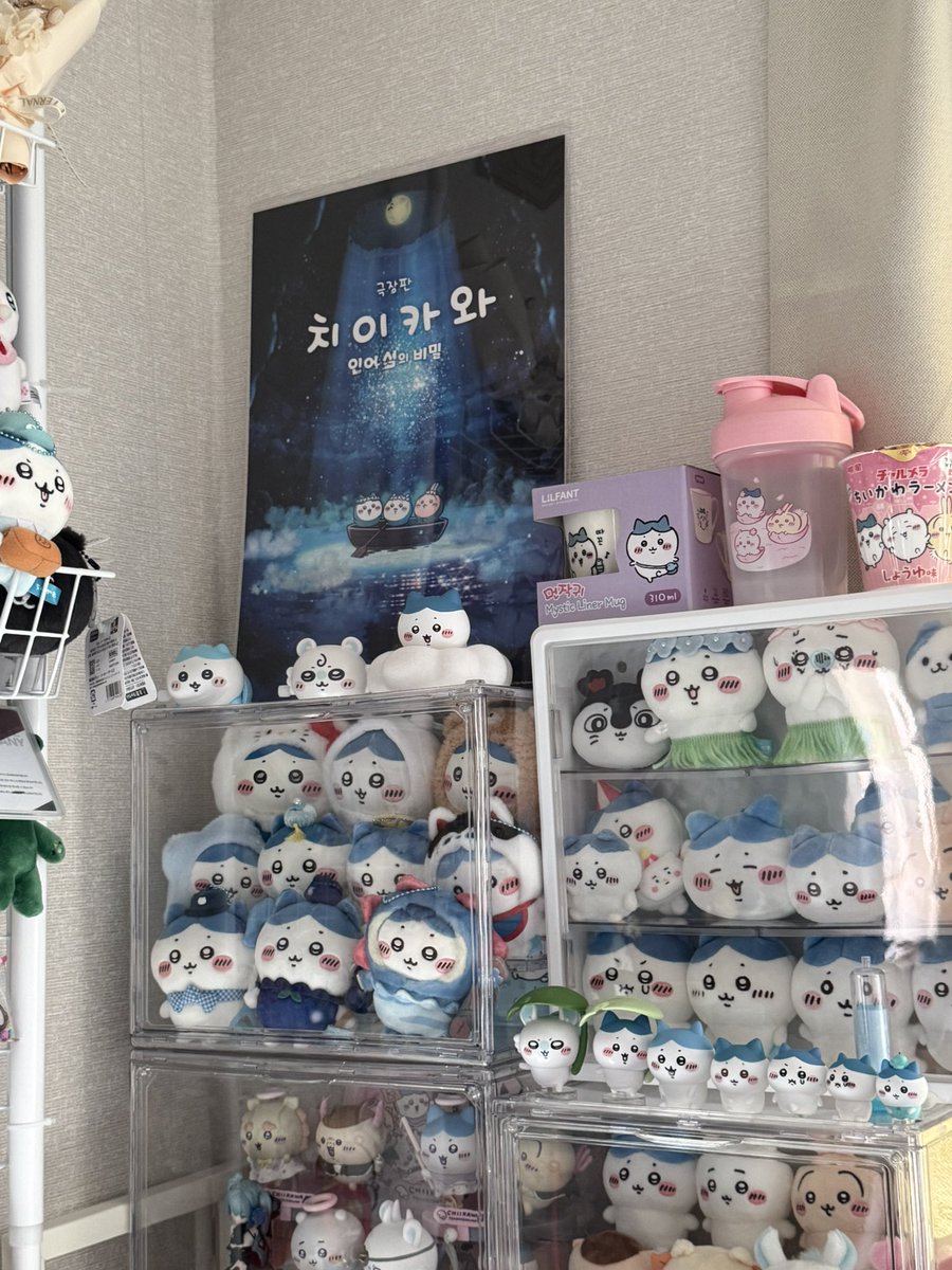 ssomdal's tweet photo. 포스터는 이렇게 붙이고 전시했다 ☺️ https://t.co/z50DbT4x5J