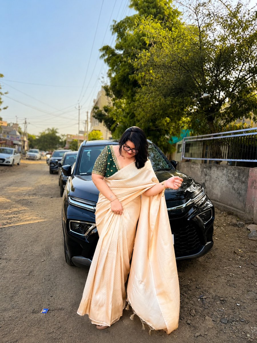 WanettaRayford's tweet photo. A saree is poetry that never goes out of fashion. https://t.co/LVcD0SOqio