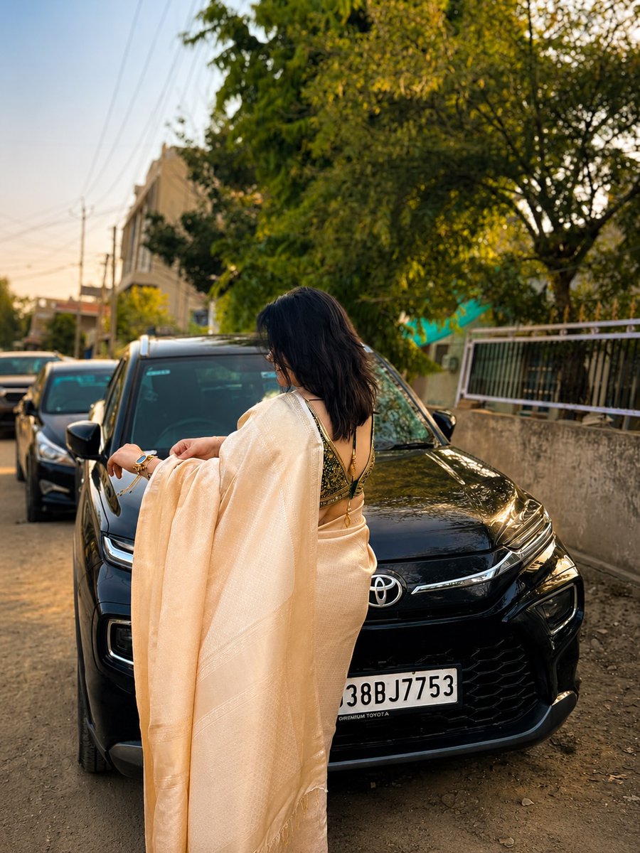 WanettaRayford's tweet photo. A saree is poetry that never goes out of fashion. https://t.co/LVcD0SOqio