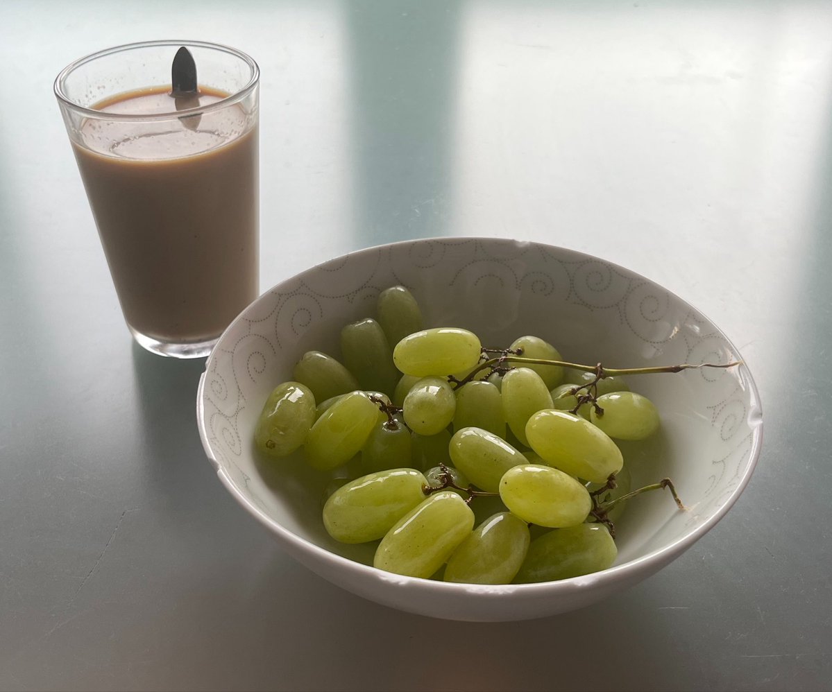 arennstar's tweet photo. breakfast! some grapes and a coffee with skimmed milk, around ~180kcal https://t.co/gyaGtwv9YG