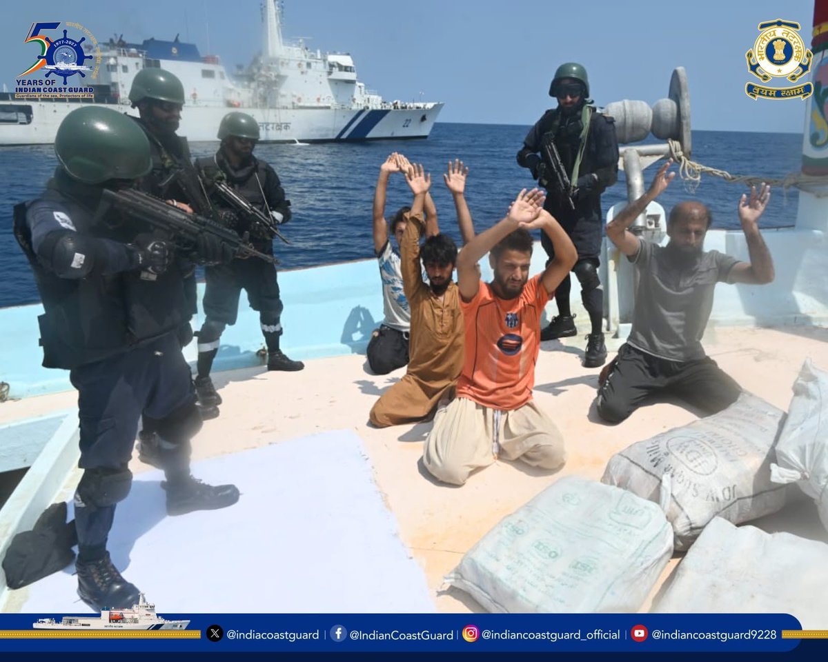 AhujaJiten's tweet photo. 🚨 #Breaking: #Indian Coast Guard &amp; Gujarat ATS have arrested 5 #Pakistanis 🔥 

526 kg heroin &amp; methamphetamine worth over ₹3,000 crore SEIZED 🤯 

All 5 P🐷rkistani nationals escorted to Mumbai for questioning. https://t.co/KROuvbZd52