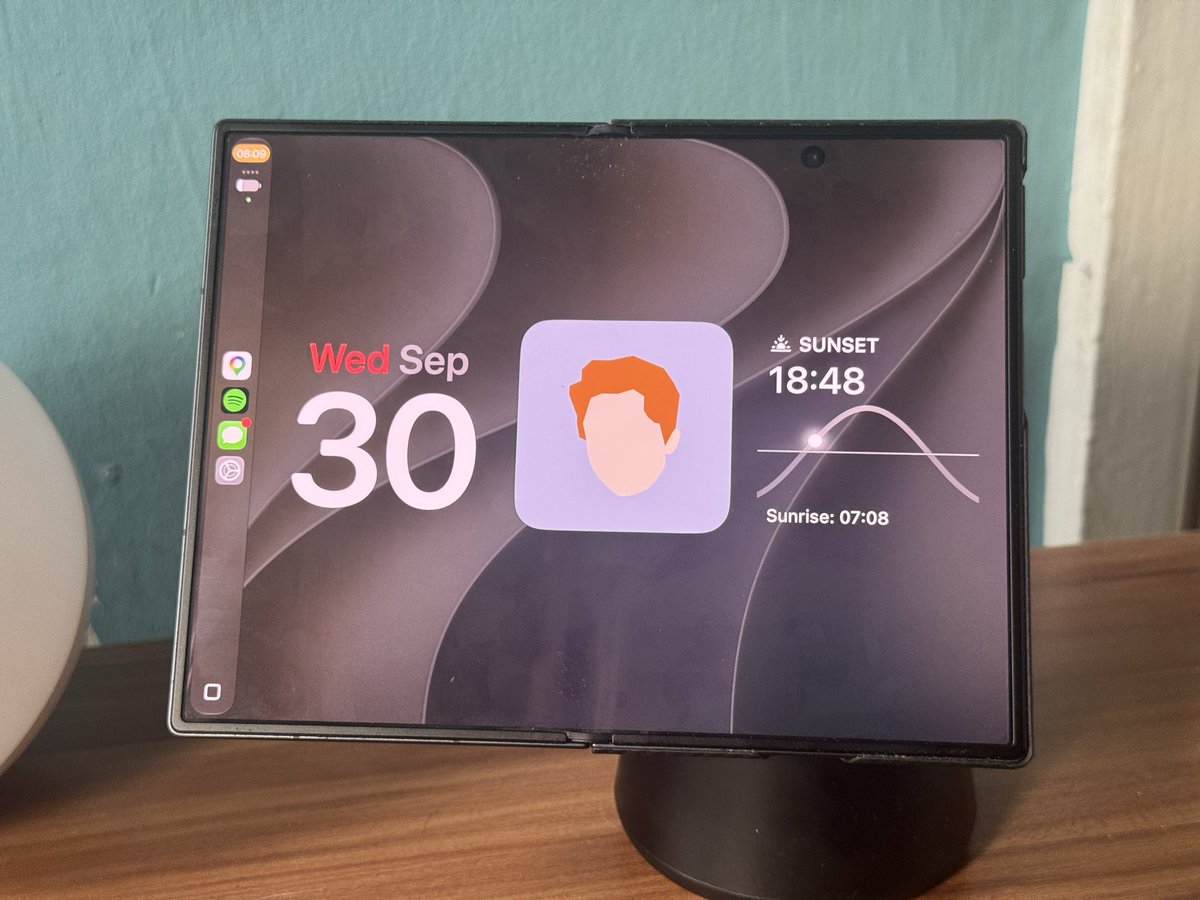thatjoshguy's tweet photo. This shit is nuts. Apple CarPlay on the Z Fold 8. Ngl it’s pretty nice. https://t.co/B3531LNS5G