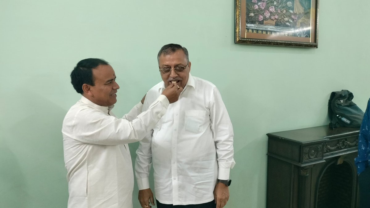 MehrotraRamBJP's tweet photo. मेरी धर्मपत्नी श्रीमती ममता मेहरोत्रा जी को जिला सहकारी बैंक, ऊधमसिंह नगर के अध्यक्ष पद का दायित्व मिलने पर आज हल्द्वानी सर्किट हाउस में माननीय मंत्री श्री @drdhansinghuk से भेंट कर आभार व्यक्त किया।
#DhanSinghRawat #Sahakarita #UdhamSinghNagar #Uttarakhand #SahakarSeSamriddhi https://t.co/uB881KghhK