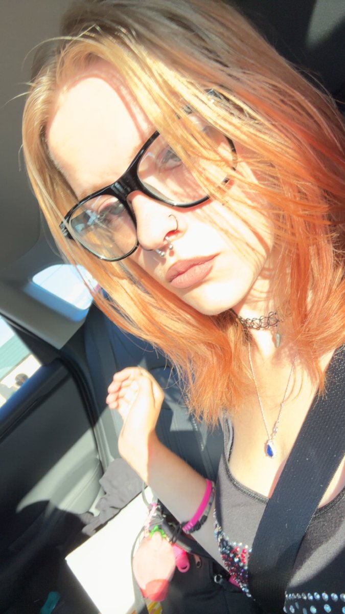 battyfornatty's tweet photo. love these stupid ass glasses so much https://t.co/4QUkd1uriJ