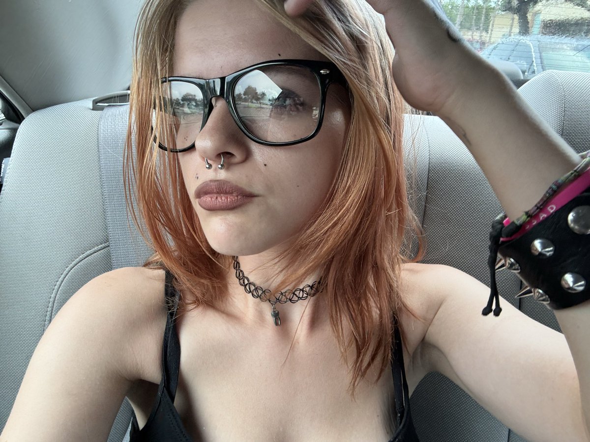 battyfornatty's tweet photo. love these stupid ass glasses so much https://t.co/4QUkd1uriJ