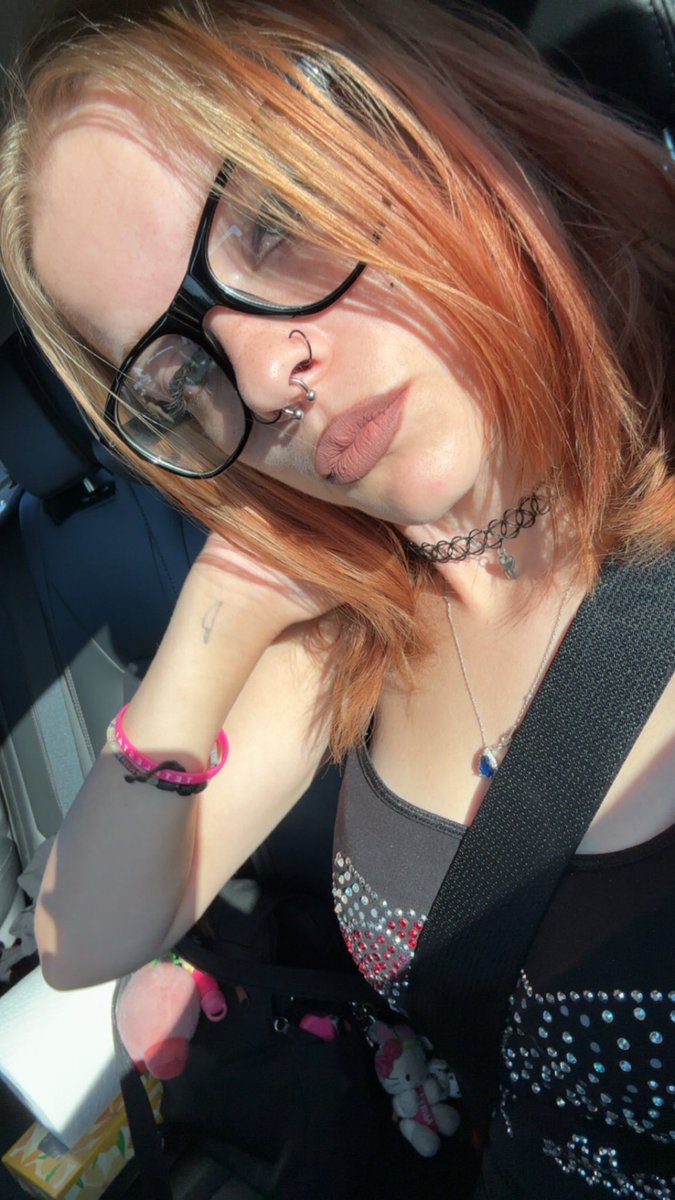battyfornatty's tweet photo. love these stupid ass glasses so much https://t.co/4QUkd1uriJ