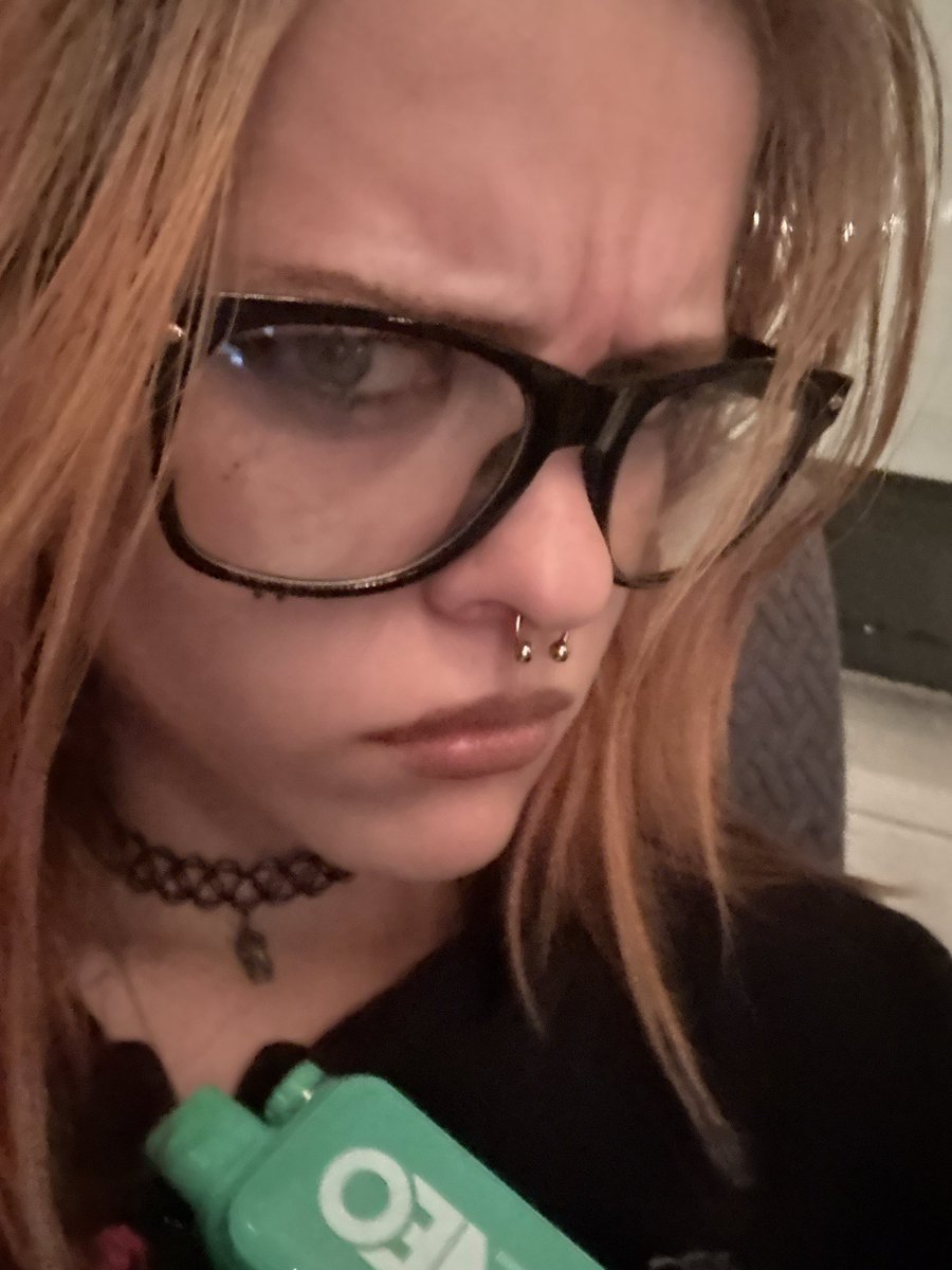 battyfornatty's tweet photo. love these stupid ass glasses so much https://t.co/4QUkd1uriJ