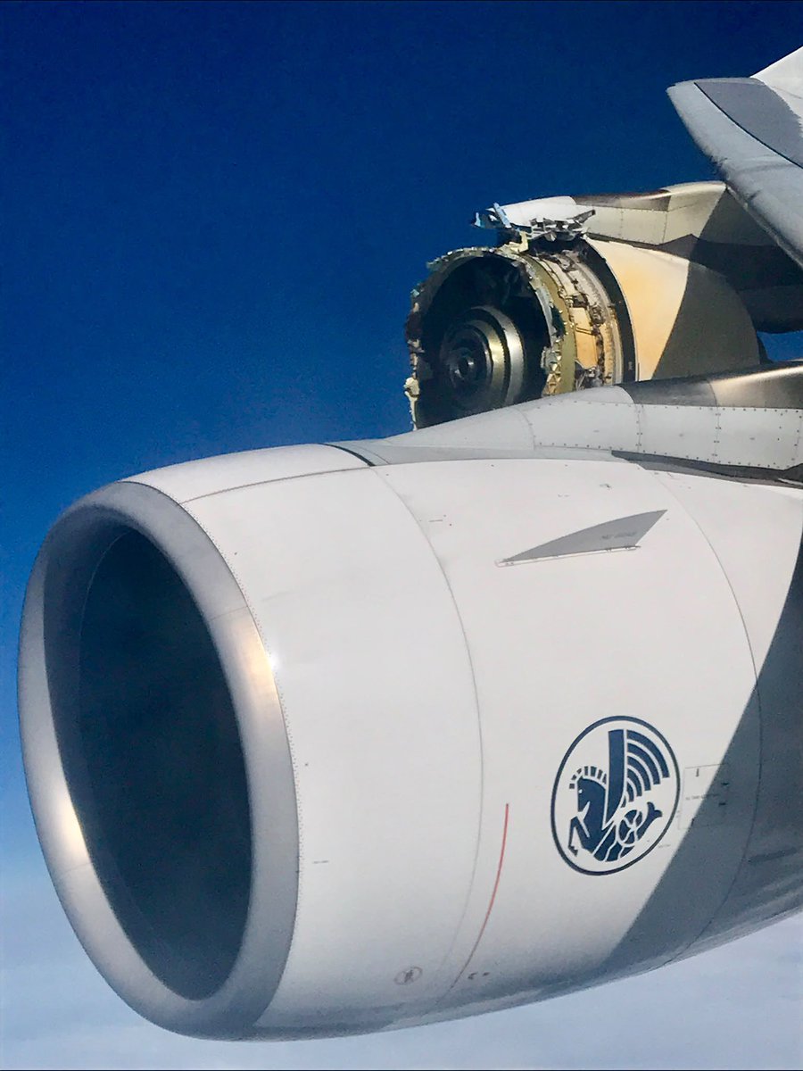 airplusnews's tweet photo. 🔴 Il y a 9 ans, le 30 septembre 2017, l’Airbus A380 F-HPJE d’Air France, assurant le vol AF066 Paris–Los Angeles, subissait une grave avarie de son moteur n°4 au-dessus du Groenland.

La soufflante s’est désintégrée en vol, provoquant une explosion et de très fortes vibrations.

➡️ Face à une situation extrêmement inhabituelle, l’équipage a fait preuve d’un sang-froid et d’un professionnalisme remarquables, adaptant les procédures à un événement qui n’avait jamais été rencontré en simulateur.

L’A380 a finalement été dérouté vers Goose Bay, au Canada, où il s’est posé sans faire de victime parmi les 497 passagers et 24 membres d’équipage.

Un événement qui reste l’un des grands exemples de l’excellence du pilotage et de la gestion d’une situation d’urgence dans l’histoire récente de l’aviation.