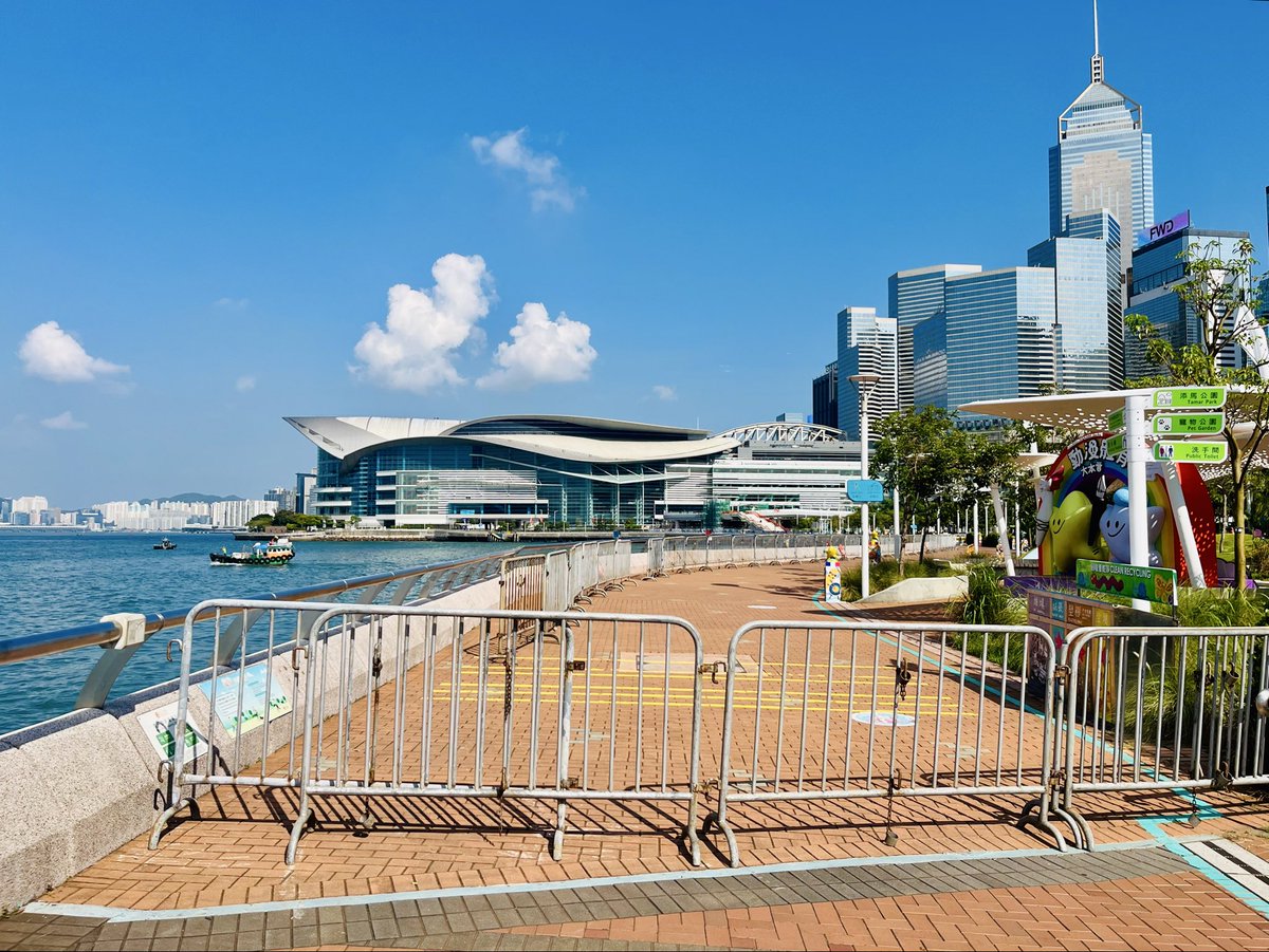 trailnesday's tweet photo. Golden Bauhinia is a mega fortress this time of year #Daily10k #HongKong https://t.co/0zejJFNHeX