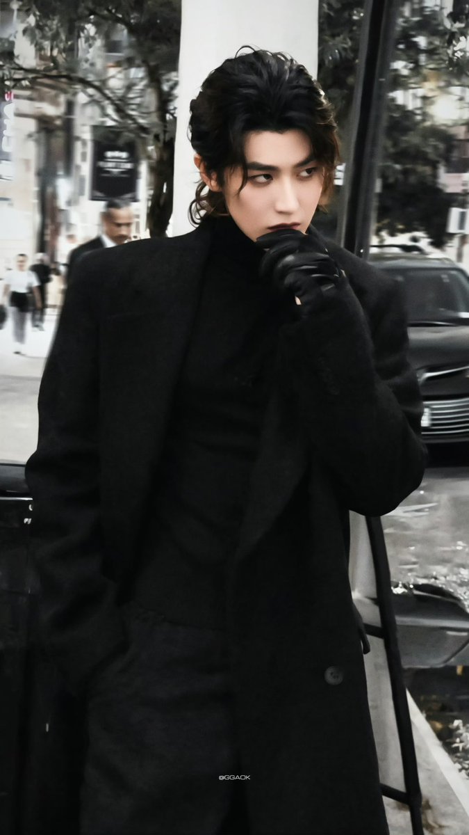 liyariy9's tweet photo. KUN for Valentino — an artist carrying his own rhythm into the world of fashion.

KUN for Valentino in Paris
#KUN #valentino #KUNxValentinoSS27 #ValentinoSS27
@kun_officialx @MaisonValentino https://t.co/oWB82CRU3Z