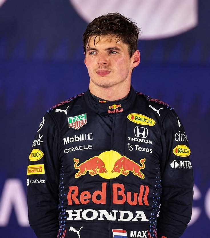 Cresent593586's tweet photo. Guys, aku nak berbagi pin max Verstappen dalam rangka ngerayain ultah beliau yang ke-29. Akan ada 11 orang (kalo rame nambah) yang akan ku pilih nantinya. 

Caranya mudah sajoy, kalian like dan komen doa terbaik untuk mas Herman. Dan jangan lupa RT yak biar rame. 
#f1 #freebies https://t.co/YMuxOSk6qo
