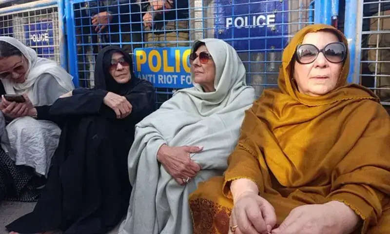 MarioNawfal's tweet photo. 🇵🇰 Imran Khan's 3 sisters have been on hunger strike for 48 hours, his cousin says, confirming reports that had been going around.

Qasim Zaman says the sisters, Aleema Khan, Uzma Khan and Noreen Niazi, started the strike over how they were treated while in detention. 

He showed up at Adiala Jail near Islamabad yesterday to see Imran, but was turned away.

So were Imran's lawyers and his party's interim chairman, who waited outside for over 2 hours before giving up.

One of his lawyers says the jail keeps ignoring orders from Pakistan's top courts, and the courts seem powerless to do anything about it.

Is Pakistan's rule of law just for show if even court orders get shrugged off at the prison gate?

Source: Dawn / Writer: Julie