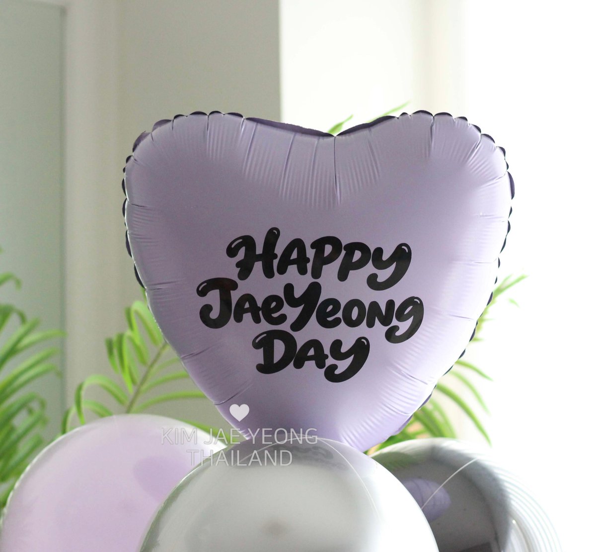 KimJaeYeongTH's tweet photo. KIM JAE YEONG Birthday 

ของขวัญจากพวกเราแฟนคลับชาวไทยส่งถึงคิมแจยองแล้วค่ะ💜

ของขวัญประกอบไปด้วย หมวก ลูกโป่ง และมีขนมแบรนด์ไทยเผื่อว่าแจยองทานแล้วจะคิดถึงกัน แล้วหาเวลากลับมาเที่ยวเมืองไทยอีก🥰

#KimJaeYeong #คิมแจยอง #김재영
#HAPPY_JAEYEONG_DAY https://t.co/xyDgKYVkn0