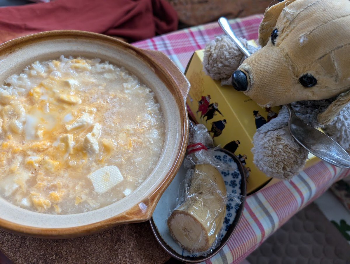 CHATNOIR961's tweet photo. 遅い　(个ω个)　お昼に。

卵かけご飯用のお醤油と追い鰹つゆで味を付けた、玉子とお豆腐のおじやを拵え。

朝ご飯は、紅茶半分と白いパンだったなと思い出しながら。

宿泊用の布類をお洗濯したり、青いタオルカバー装着する掛け���団カバーへ、青い布を印に縫い付けたりね？

#しゃのさんの手料理 https://t.co/3UGjIsV0gV