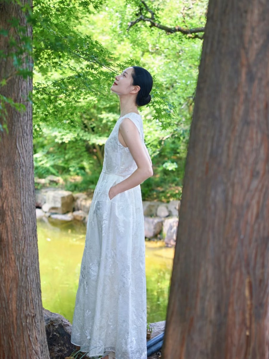 zhileibao's tweet photo. 钟爱小白裙，一身素白，接住整季不喧嚣的温柔。🌿

当白裙遇上绿意，就是大自然最完美的调色盘。不需要华丽的装饰，这份不加修饰的自然，就是最能打动人的力量。 https://t.co/wxVoz49TeH