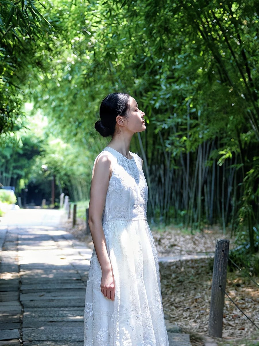 zhileibao's tweet photo. 钟爱小白裙，一身素白，接住整季不喧嚣的温柔。🌿

当白裙遇上绿意，就是大自然最完美的调色盘。不需要华丽的装饰，这份不加修饰的自然，就是最能打动人的力量。 https://t.co/wxVoz49TeH