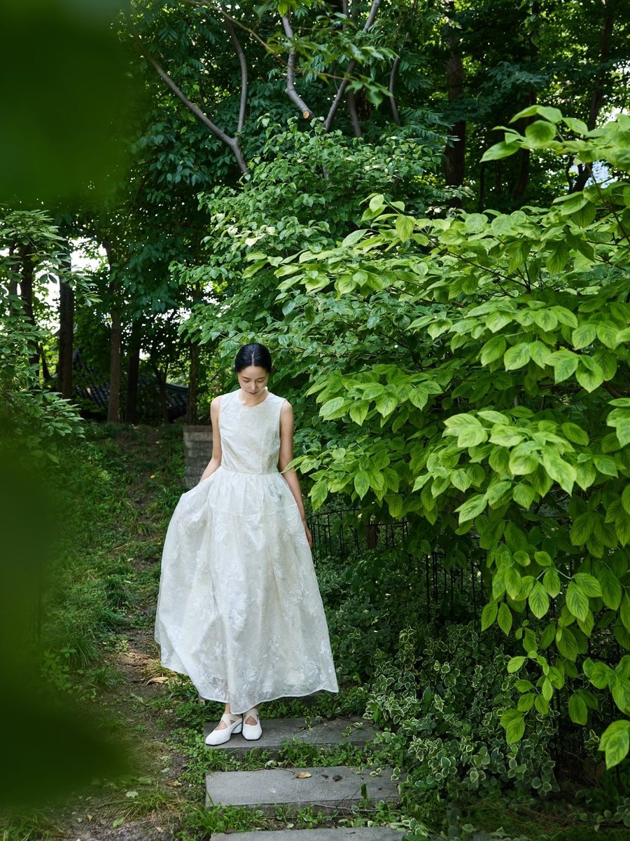 zhileibao's tweet photo. 钟爱小白裙，一身素白，接住整季不喧嚣的温柔。🌿

当白裙遇上绿意，就是大自然最完美的调色盘。不需要华丽的装饰，这份不加修饰的自然，就是最能打动人的力量。 https://t.co/wxVoz49TeH