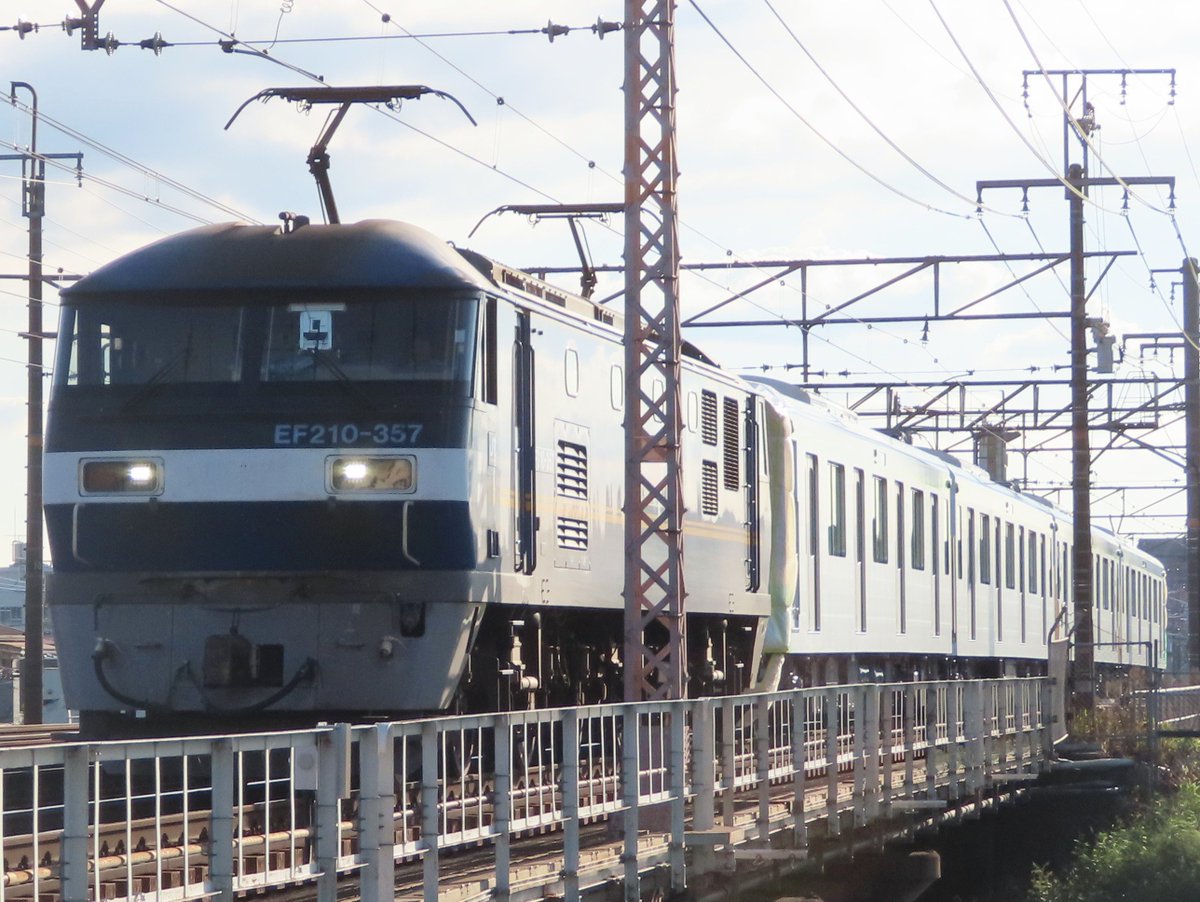 Nyamasuzuka9000's tweet photo. 9/30
JR貨物EF210形EF210-357+東武80050型81555F 9866レ 西浜松行(→8860レ)

本日は···
近畿車輛から出場した東武80000系80050型の81555Fの甲種輸送を高槻·芥川橋梁で狙って来ました！✨

今年度導入される5編成のうち1本目となる今回は1編成4両のみで出た様です。ちな現地を16:07に通過しました。 https://t.co/SH5Ab2nDKO