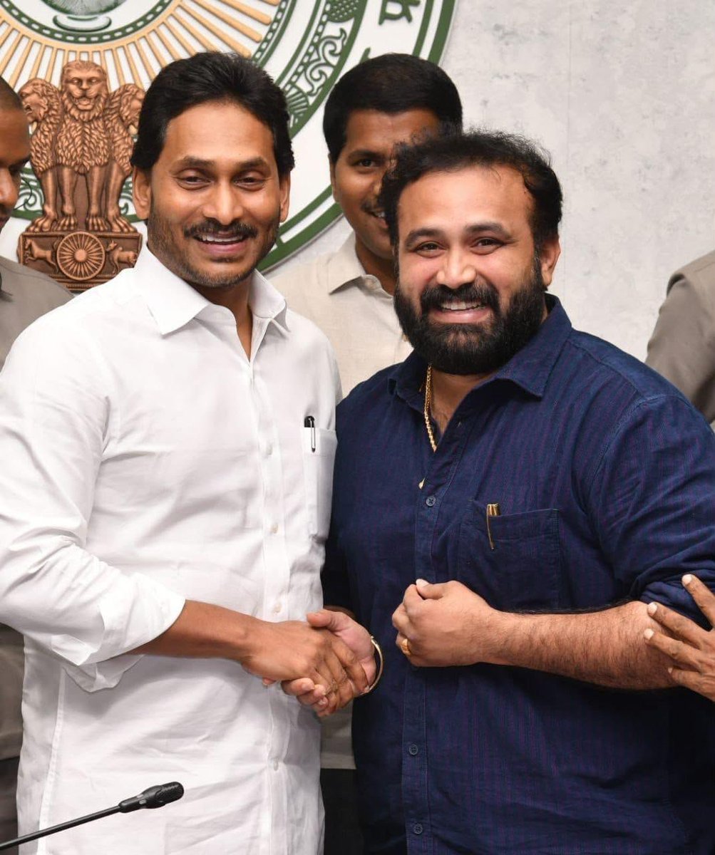 itssatya9999's tweet photo. గొప్ప యూనియన్ లీడర్... చాలా న్యూట్రల్ ఉద్యోగి https://t.co/3GkR1vlKIj