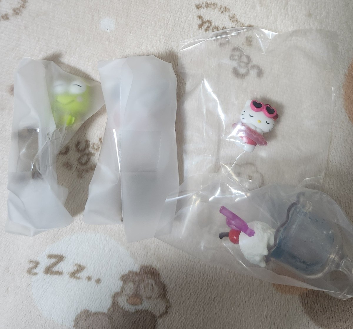 018Akai's tweet photo. 肩ズンFig. サンリオキャラクターズ 縁側のんびり

サンリオキャラクターズ Yummy!スイーツマスコット チルサイダー

【譲】
けろけろけろっぴ、ポチャッコ
キティ

【求】
ハンギョドン

郵送にて交換希望です。
よろしくお願いいたします。 https://t.co/HeMVSxy6F7