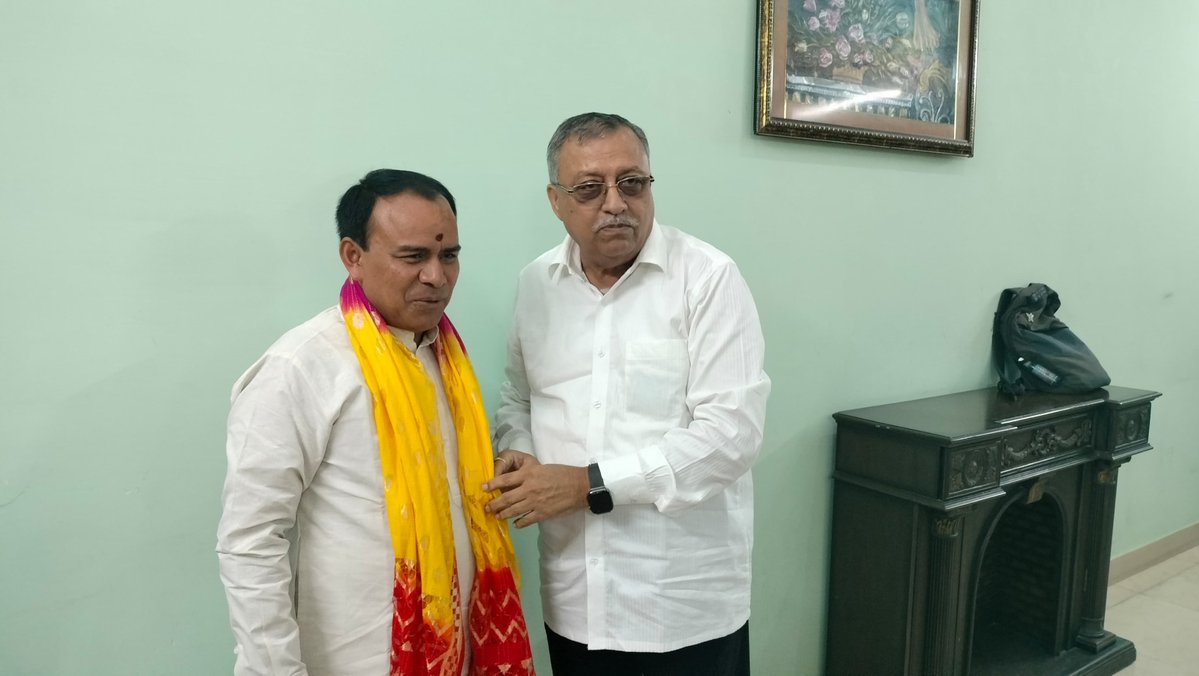 MehrotraRamBJP's tweet photo. मेरी धर्मपत्नी श्रीमती ममता मेहरोत्रा जी को जिला सहकारी बैंक, ऊधमसिंह नगर के अध्यक्ष पद का दायित्व मिलने पर आज हल्द्वानी सर्किट हाउस में माननीय मंत्री श्री @drdhansinghuk से भेंट कर आभार व्यक्त किया।
#DhanSinghRawat #Sahakarita #UdhamSinghNagar #Uttarakhand #SahakarSeSamriddhi https://t.co/uB881KghhK