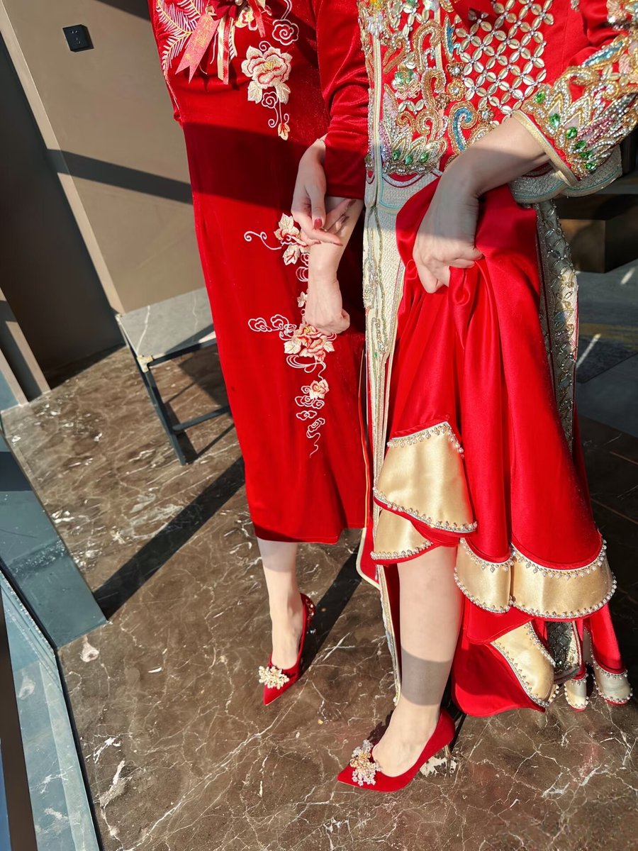 hannah35me0's tweet photo. 死党大婚我来掌镜新娘子套着秀禾服她老妈披着古风旗袍看着跟姐妹似的咱俩嚷嚷着让那双逆天美腿出个镜长辈竟扭捏起来哎就这一回了必须存下高光时刻呀咱连哄带夸的娘俩总算从了我啦咔嚓绝美大片入库 https://t.co/pxuNDdWEIy
