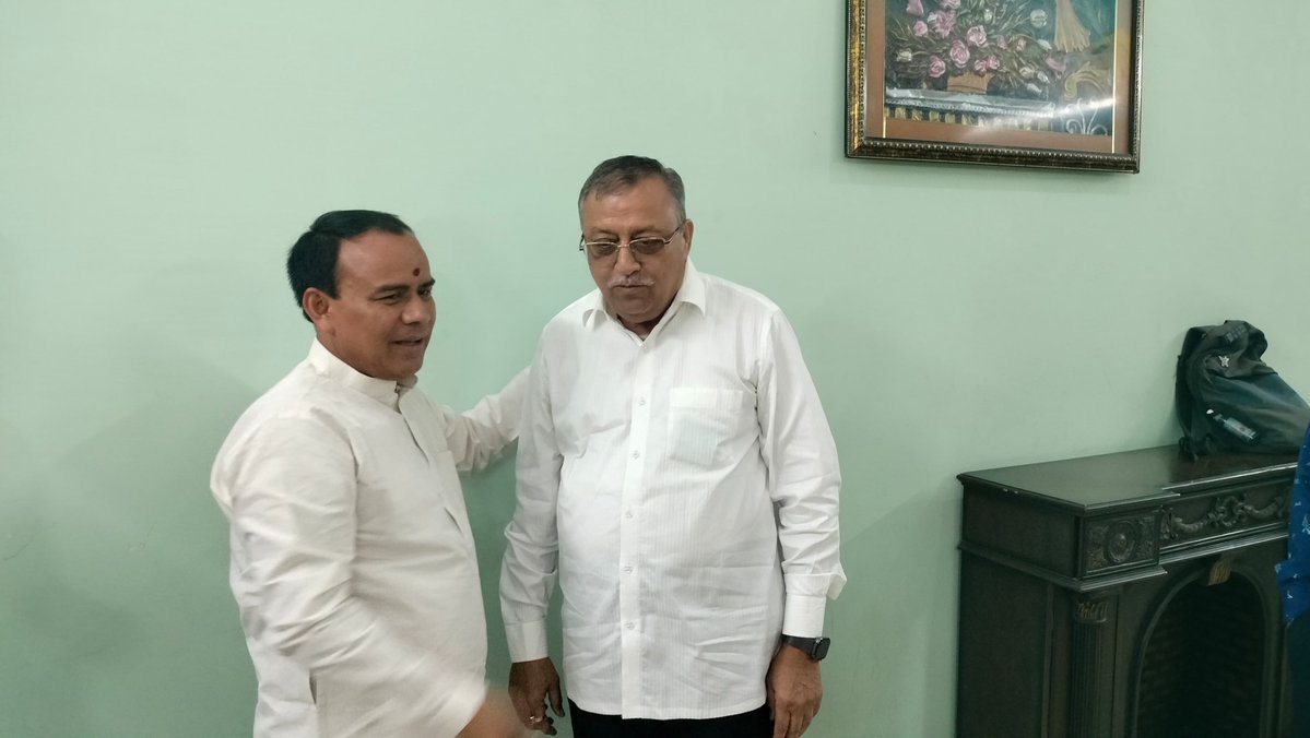MehrotraRamBJP's tweet photo. मेरी धर्मपत्नी श्रीमती ममता मेहरोत्रा जी को जिला सहकारी बैंक, ऊधमसिंह नगर के अध्यक्ष पद का दायित्व मिलने पर आज हल्द्वानी सर्किट हाउस में माननीय मंत्री श्री @drdhansinghuk से भेंट कर आभार व्यक्त किया।
#DhanSinghRawat #Sahakarita #UdhamSinghNagar #Uttarakhand #SahakarSeSamriddhi https://t.co/uB881KghhK