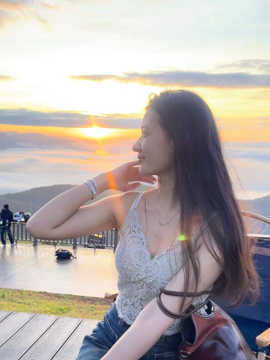 Shiweiwei850306's tweet photo. #按摩小子   同济大学嘉定校区高知反差美女露脸 https://t.co/KMH5glCzbx