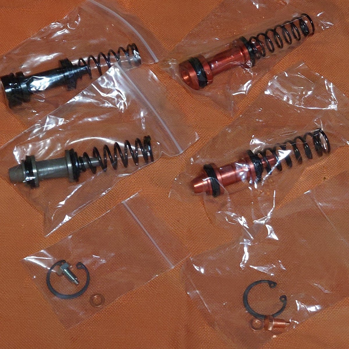 Aiefu_chan's tweet photo. MR2 SW20 ABS無し ブレーキマスター OHキット流用情報

教えてもらった情報を元に社外流用可能品と、その純正品番を発注。

左 ミヤコ TK-T325
右 トヨタ 04493-43010

メモ
構成は同じだが、本体の材質は異なりミヤコは鉄、トヨタはアルミと思われ重量もミヤコの方が重い。
ボルトも鉄と銅で異なる。 https://t.co/Lo61xOsSCI