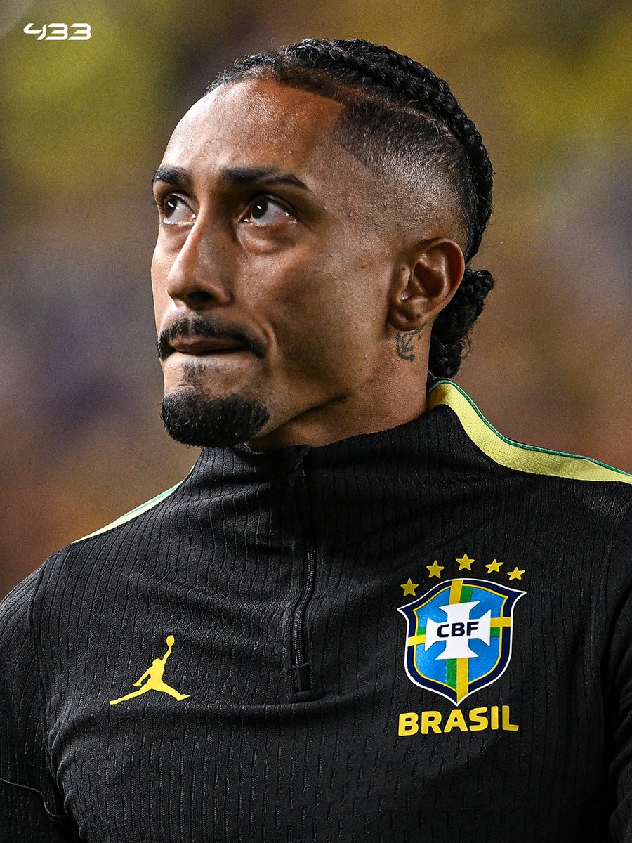433's tweet photo. 🚨🇧🇷 𝐁𝐑𝐄𝐀𝐊𝐈𝐍𝐆: 𝐑𝐀𝐏𝐇𝐈𝐍𝐇𝐀 𝐋𝐄𝐀𝐕𝐄𝐒 𝐁𝐑𝐀𝐙𝐈𝐋 𝐂𝐀𝐌𝐏 😳

According to @geglobo, Raphinha will 𝗡𝗢𝗧 feature against India and is returning to Barcelona. No risks will be taken with the winger ✈️🔵🔴

Medical tests have ruled out a muscle injury, although some swelling and fluid remain in his thigh 🩺

Barcelona are increasingly concerned about their captain’s workload with Brazil following another physical scare during the international break.

And the travel is no joke… Raphinha is facing around 𝟯𝟰,𝟬𝟬𝟬 𝗞𝗠 during this international window alone 🤯

Good news that there’s no muscle injury, but Barça will be happy to have him back 🙏