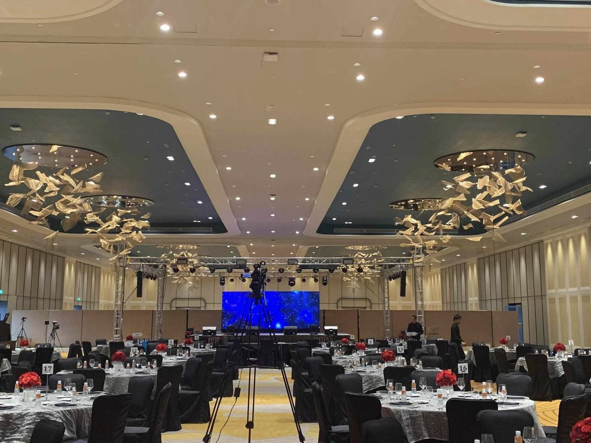jjyncart's tweet photo. maganda sana if solaire theater para makakita parin kahit nasa pinakalikod seats pero baka maliit lang area if kasama pa ang verification area compared sa grand ballroom🥹

solaire resort theater                grand ballroom https://t.co/2EAmOzGBxk