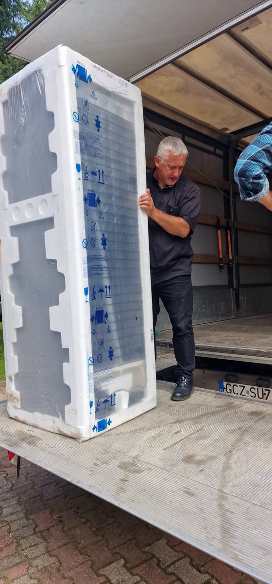 fmalychstopek's tweet photo. Paliwo.
Bardzo często w Fundacji sam dokonuję pewnych transportów. Często pcham się na pierwszą linię frontu robót w tych sytuacjach, gdy robimy coś wspaniałego. Po prostu jestem wtedy dumny z tego, że w imieniu Fundacji Małych Stópek komuś niesiemy radość. Ktoś pomyśli, że to jakaś pycha, a ja Wam powiem, że tak po ludzku, też muszę mieć jakieś paliwo, jakieś doświadczenie sensu codziennej walki z własnym zmęczeniem, chęcią odpuszczenia, zmaganiem się z przeciwnościami. Może ktoś z Was wolałby usłyszeć ode mnie, że tym paliwem jest modlitwa, medytacja, ofiarowanie siebie, to też, ale niestety nie jestem człowiekiem takich wysokich lotów duchowych, potrzebuję także zwykłej radości. Dlatego bardzo Wam dziękuję, że poprzez finansowe uczestnictwo w rożnych dziełach sprawiacie, że tego paliwa mi i moim współpracownikom nie braknie.
Ksiądz Tomasz Kancelarczyk, ten od małych stópek.
P.S.
Zbieramy obecnie na AGD, te małe i te większe, te chłodzące i te piorące. Jak otrzymam od Was sms na mój tel. 608752142 ile poszło, to tym bardziej będę zadowolony.
Fundacja Małych Stópek
ul. Świętego Ducha 9
70-205 Szczecin
Przelewy krajowe
nr konta: 13 2030 0045 1110 0000 0231 0120
Tytuł przelewu: DAROWIZNA AGD
Przelewy z zagranicy
SWIFT (BIC): PPABPLPK
IBAN: PL 13 2030 0045 1110 0000 0231 0120
BLIK, PayPal, wpłatę Online
znajdziesz na na stronie https://t.co/QEYsrH3kUL