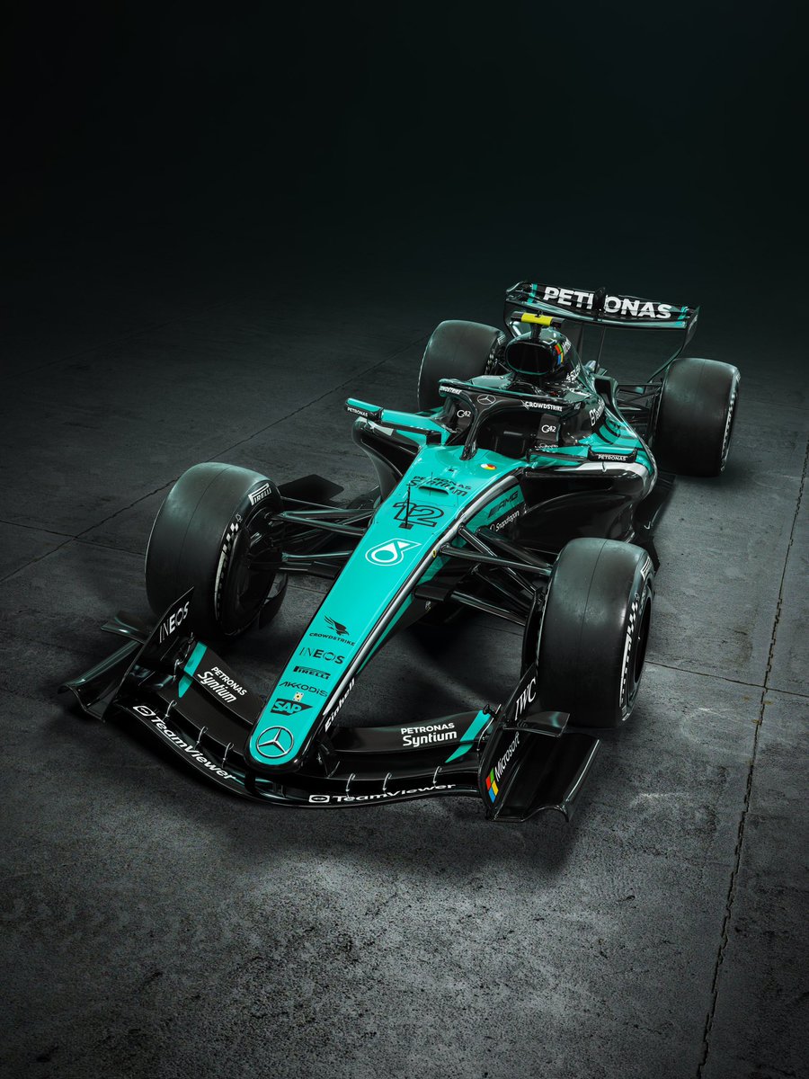 SoyMotor's tweet photo. 🚨 Así es la decoración especial que llevará Mercedes en Sepang.

➡️ La marca de la estrella homenajeará a Petronas en su casa.

#F1 #BahrainGP https://t.co/KXZrDlRzpS