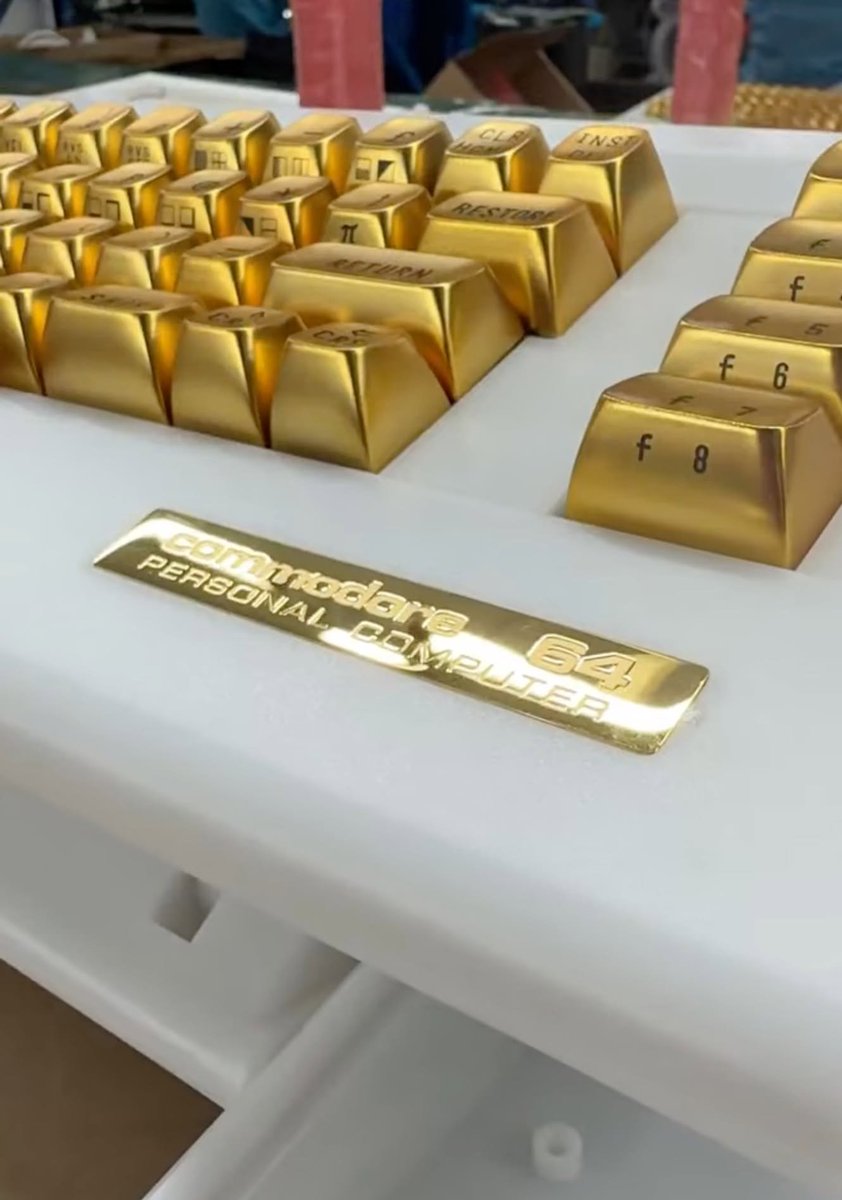 WandererATa40E's tweet photo. Mmmmm. Old school, mmm. By Commodore International Corporation https://t.co/M8FRIeUtPc