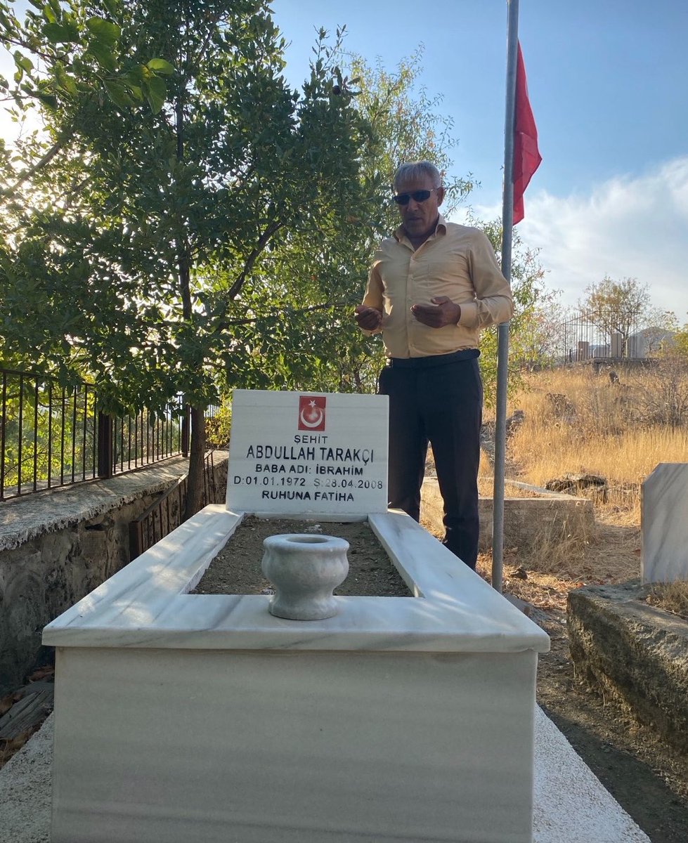 1Sehitoglu's tweet photo. Bingöl Şehit Aileleri Gazileri ve İnsan Hakları Derneği Başkanı Sayın Vahap Baysal’ın, babamın kabrini ziyaret ederek dua etmesi bizleri derinden duygulandırmıştır. Şehidimizin hatırasına gösterdiği vefa ve saygı için kendisine gönülden teşekkür ediyoruz. Allah razı olsun, Rabbim dualarını kabul eylesin. 🇹🇷🤲

Tüm aziz şehitlerimizin ruhu sad olsun mekanları cennet olsun 🫡🇹🇷

👉@1Sehitoglu 

#HainsizTürkiye #TeröreBoyunEğmeyeceğiz #teröristlemüzakereyehayır #NEMUTLUTÜRKÜMDİYENE 🫡🇹🇷
#vatan #bayrak #şehit #gazi