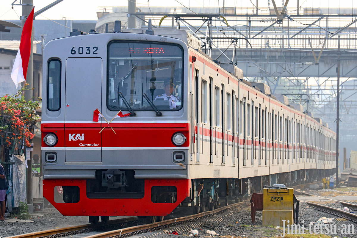 ottotto7007's tweet photo. 朝日にはためくメラ・プティ（インドネシア国旗）を横目に駆ける千代田線6132F。
（先月撮影）
インドネシアのメディアが今年末以後の日本中古電車輸入再開を伝えるほど、ジャカルタの電車利用者に既定の方針という印象を与えて期待が高まりつつあるようですが、さて本当に海を渡るのでしょうか？？？ https://t.co/zQN6AeiRt5