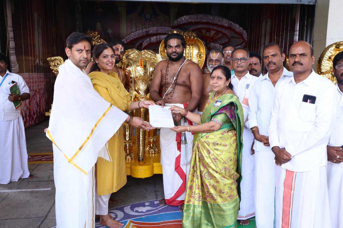 TTDevasthanams's tweet photo. శ్రీనివాసమంగాపురం శ్రీ కల్యాణ వేంకటేశ్వరస్వామివారి ఆలయానికి రూ.40 లక్షల విలువైన బంగారు పూత సింహ, గజ వాహనాలను హైదరాబాద్‌కు చెందిన దాతలు విరాళంగా అందజేశారు.
#TTD #SrinivasaMangapuram #KalyanaVenkateswaraSwamy #TTDofficialupdates https://t.co/oCx274mra5