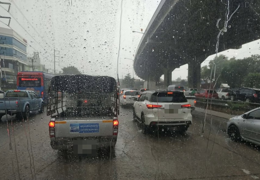 fm91trafficpro's tweet photo. 30 ก.ย. 69 เวลา 14.10 น. น้ำยังไม่ลด ฝนตกลงมาอีก!
ถ.พหลโยธิน ขาเข้า ก่อนถึงอนุสรณ์สถานแห่งชาติ อ.ลำลูกกา จ.ปทุมธานี ท้ายสะสมทางลงสะพานข้ามคลองรังสิต #ฝนตก #น้ำท่วม #ข่าวจราจรสวพFM91 https://t.co/MMfmfej2Ge