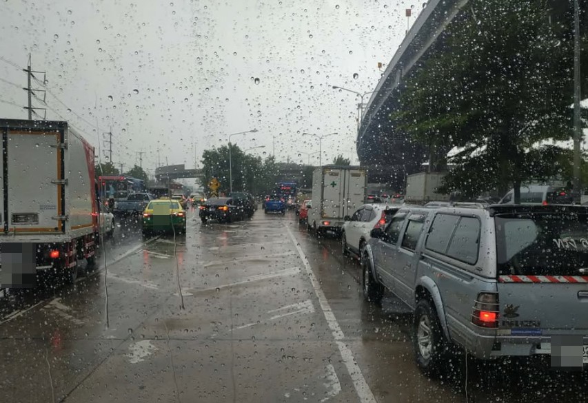 fm91trafficpro's tweet photo. 30 ก.ย. 69 เวลา 14.10 น. น้ำยังไม่ลด ฝนตกลงมาอีก!
ถ.พหลโยธิน ขาเข้า ก่อนถึงอนุสรณ์สถานแห่งชาติ อ.ลำลูกกา จ.ปทุมธานี ท้ายสะสมทางลงสะพานข้ามคลองรังสิต #ฝนตก #น้ำท่วม #ข่าวจราจรสวพFM91 https://t.co/MMfmfej2Ge